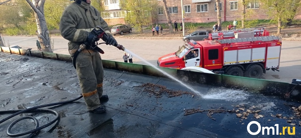 В омских Нефтяниках загорелась кровля магазина, пристроенного к жилому дому