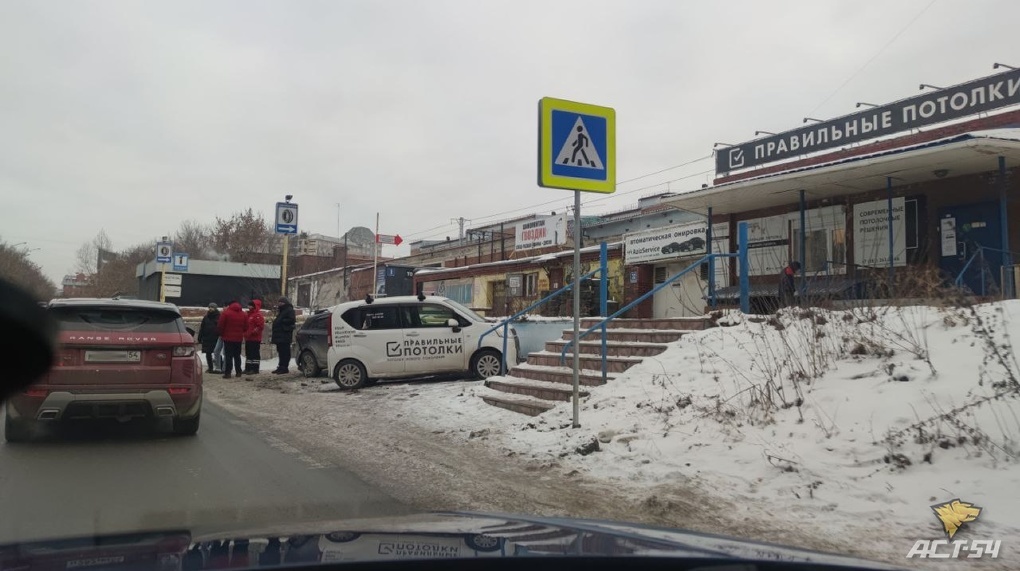 Столкнулись шесть иномарок: массовое ДТП произошло на улице Линейной в Новосибирске