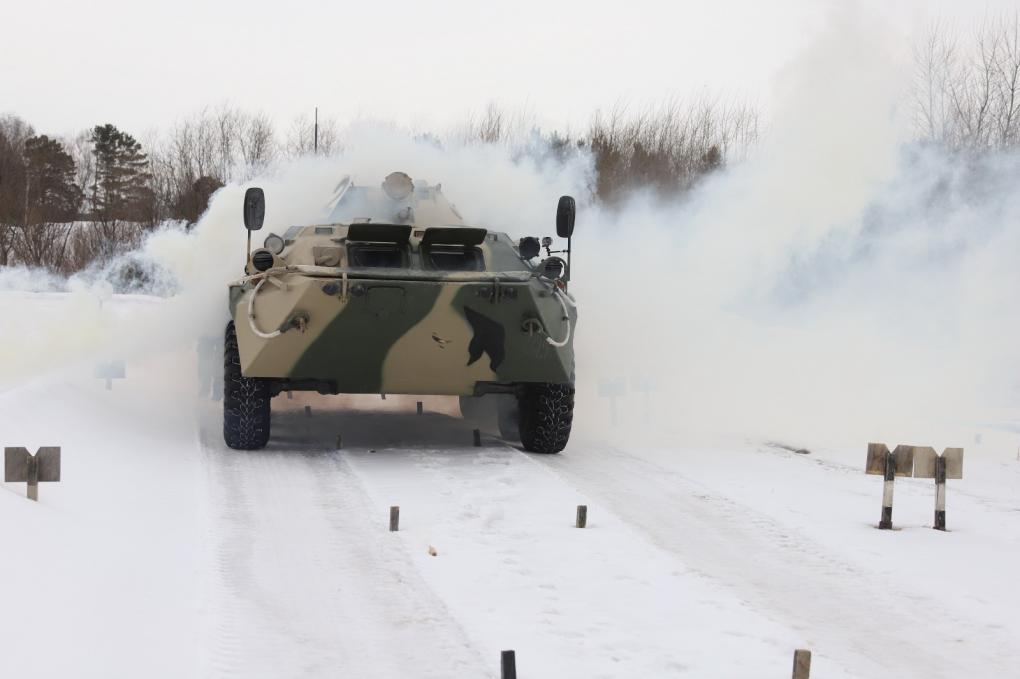 В Новосибирском военном институте Росгвардии прошли соревнования по вождению БТР