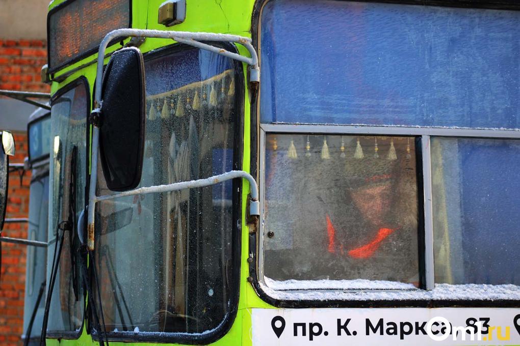 Пожарный меняет профессию: показываем, как в Омске обучают водителей троллейбусов