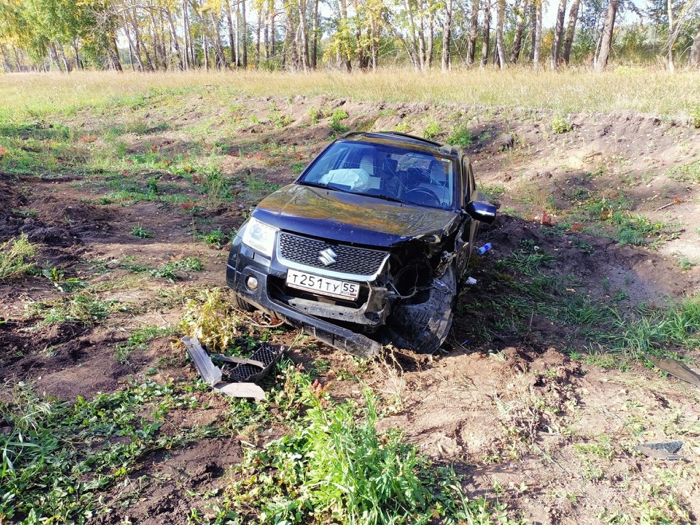 Шесть человек увезли в больницу после лобовой аварии в Омской области