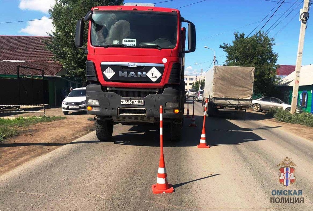 В Омске на Левобережье КамАЗ переехал человека – ФОТО