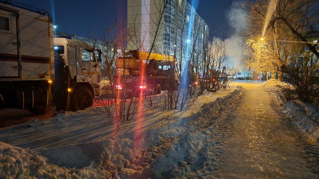 Новый прорыв трубы образовал реку из кипятка на левом берегу Новосибирска. ОБНОВЛЯЕТСЯ