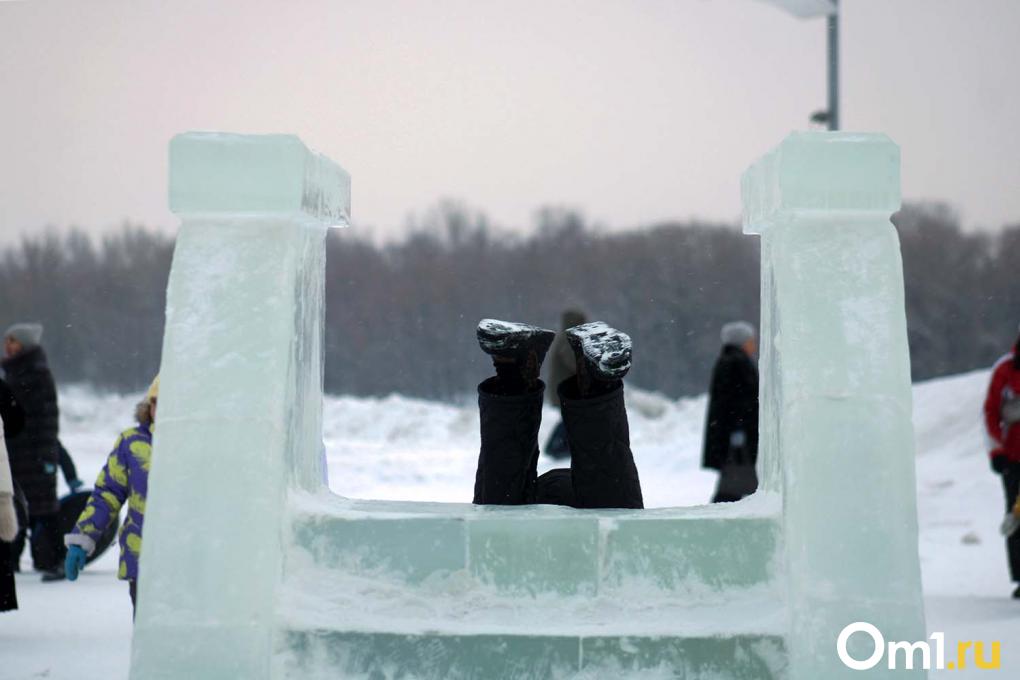 Ледовая пушка и костюм зайца: в Омске открыли главную новогоднюю ёлку