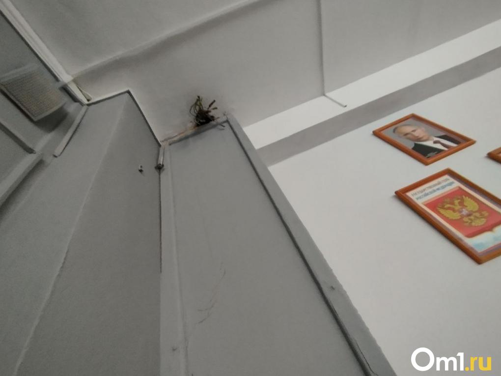 В омской школе во время уроков с потолка сыпется штукатурка