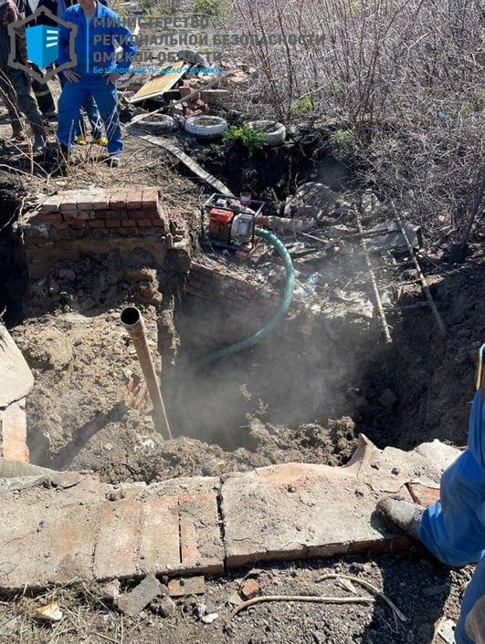 Под завалом человек: в посёлке под Омском обрушился водяной коллектор
