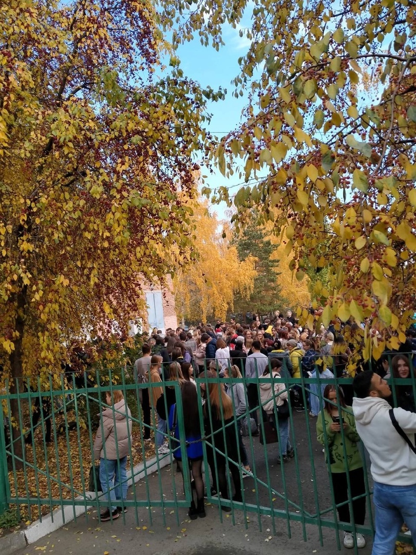 Всех эвакуировали: в омский колледж экстренно прибыли спасатели — ФОТО