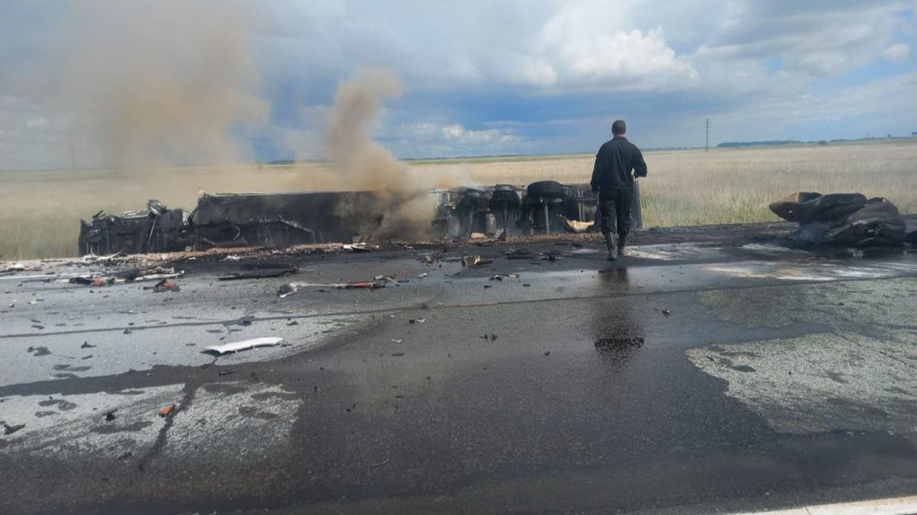 На трассе Омск — Новосибирск произошло смертельное ДТП с тремя фурами