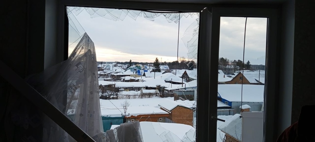 Хлопок газа выбил балкон в жилом доме в Омской области. ФОТО