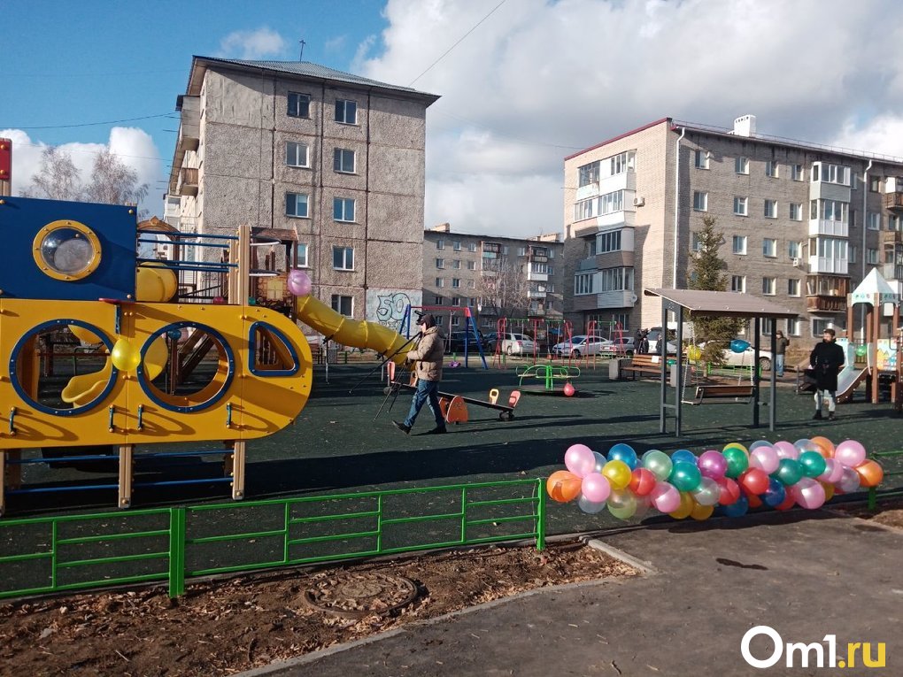 По проекту омичей открыта детская площадка в посёлке Светлый