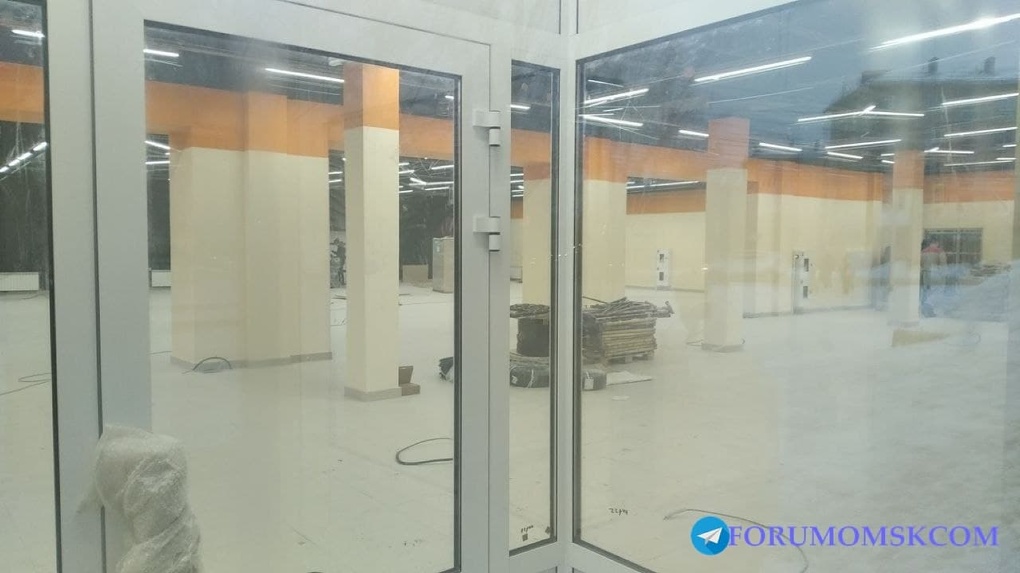 В здании закрытого кинотеатра «Космос» в Омске откроют магазин бытовой техники
