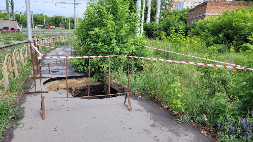 На одной из омских улиц тротуар провалился под землю