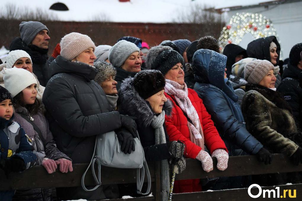 Ледовая пушка и костюм зайца: в Омске открыли главную новогоднюю ёлку