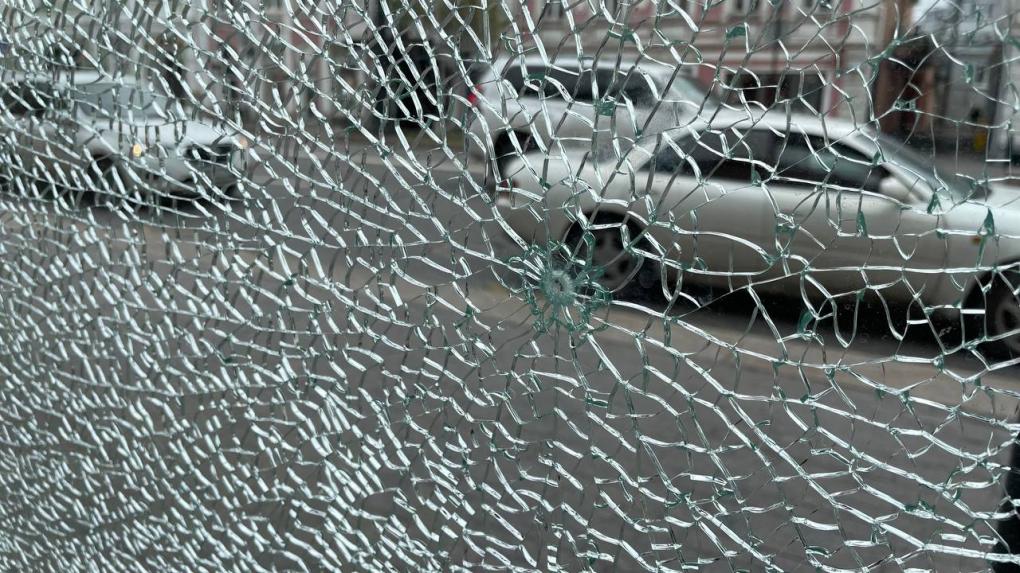 В Омске вандалы снова разгромили остановку на Ленина