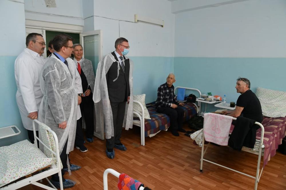 Омский губернатор Бурков оценил, как обновили оборудование в Тарской ЦРБ
