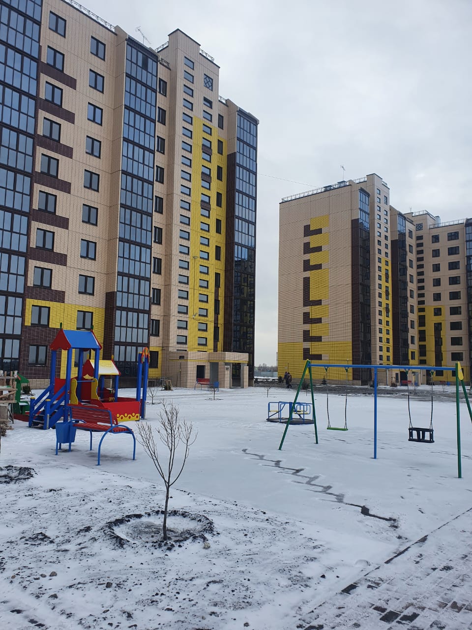 В Центральном округе омичам сдали новую высотку с площадкой для деток