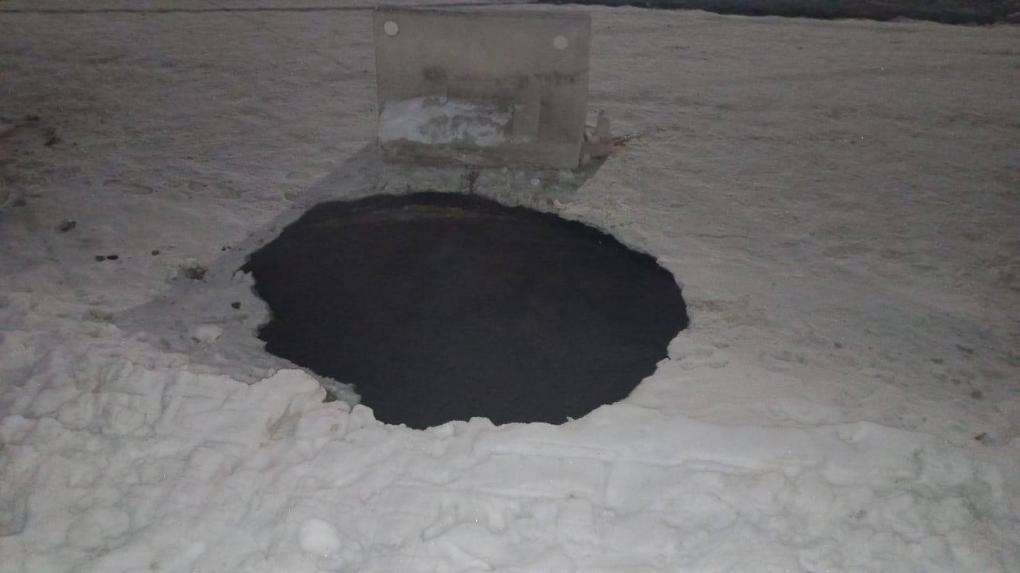 Появились фото глубокой ямы с водой, куда упал омский курсант