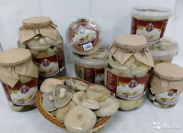 В Новосибирске банками продают солёные грузди