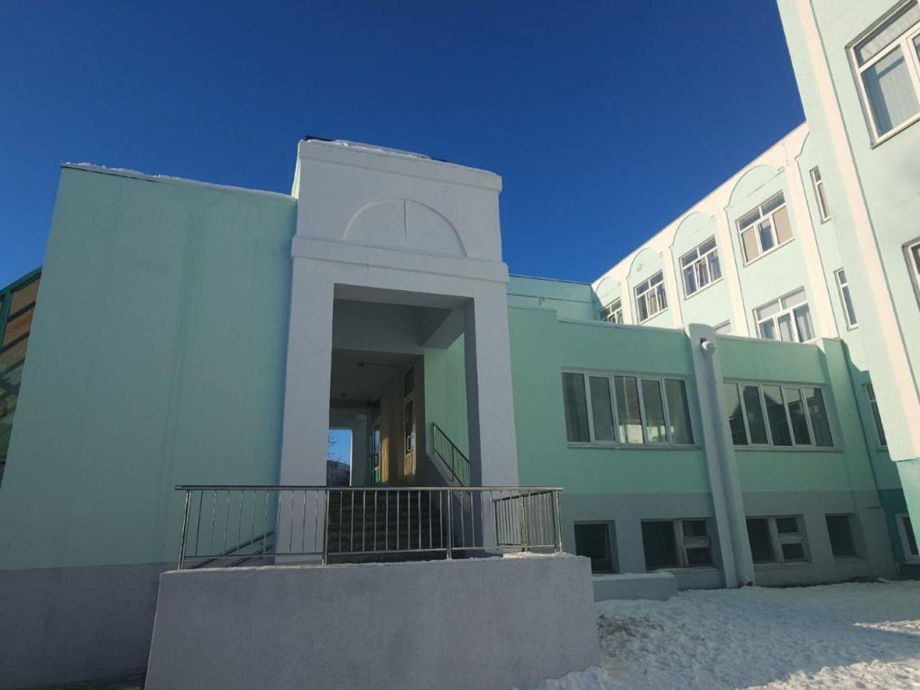 В Омске восстановили входную группу популярного в городе лицея