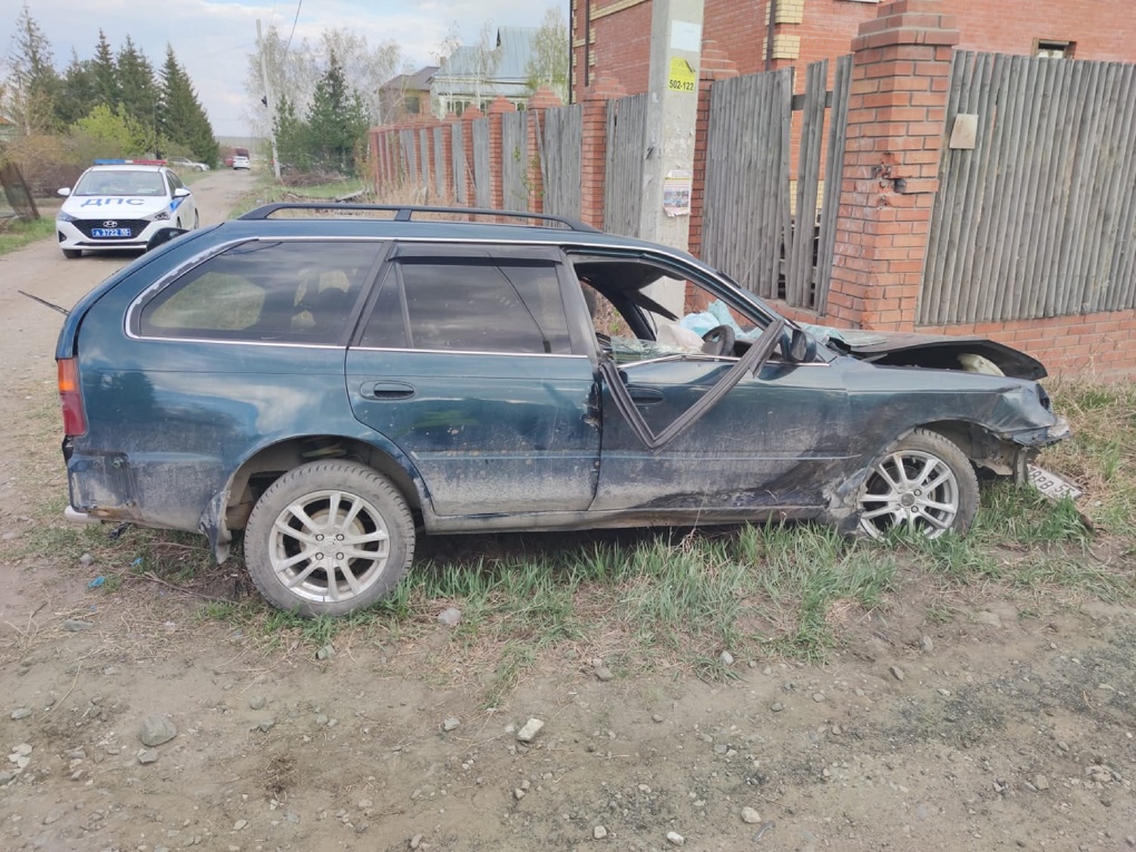 В Омской области пьяный водитель вдребезги разбил машину, врезавшись в забор ФОТО