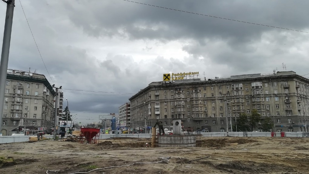 Стелу «Город трудовой доблести» начали монтировать в Новосибирске