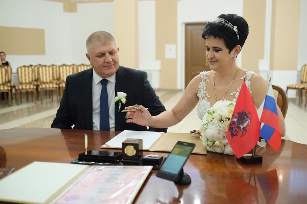 Сильнейшая ведьма из Новосибирска отметила годовщину свадьбы. ФОТО