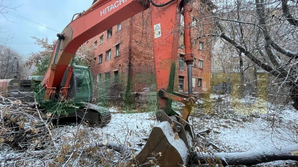 В Омске продолжается снос пятиэтажки на 20-го Партсъезда