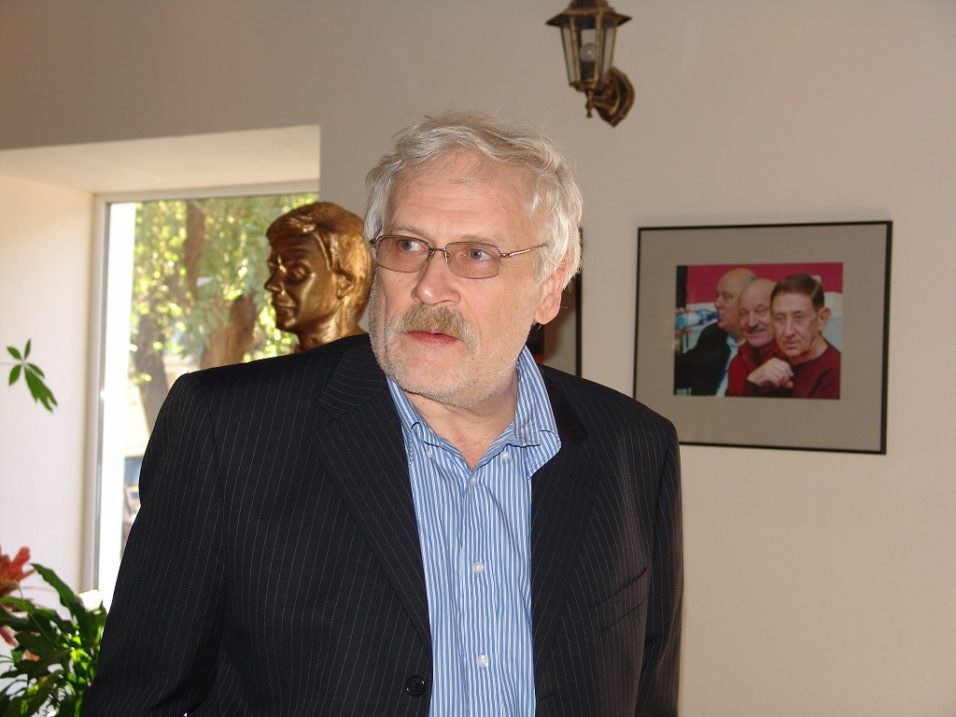 Шатунов, Жириновский, Зеленский: кто из российских знаменитостей умер в 2022 году