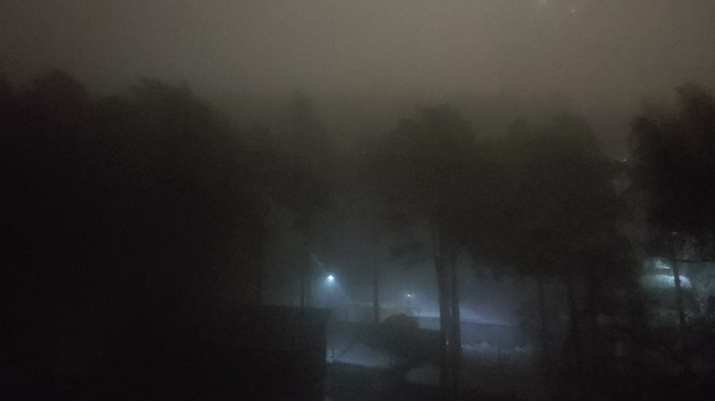 Густой туман окутал ночью Новосибирск. ФОТО