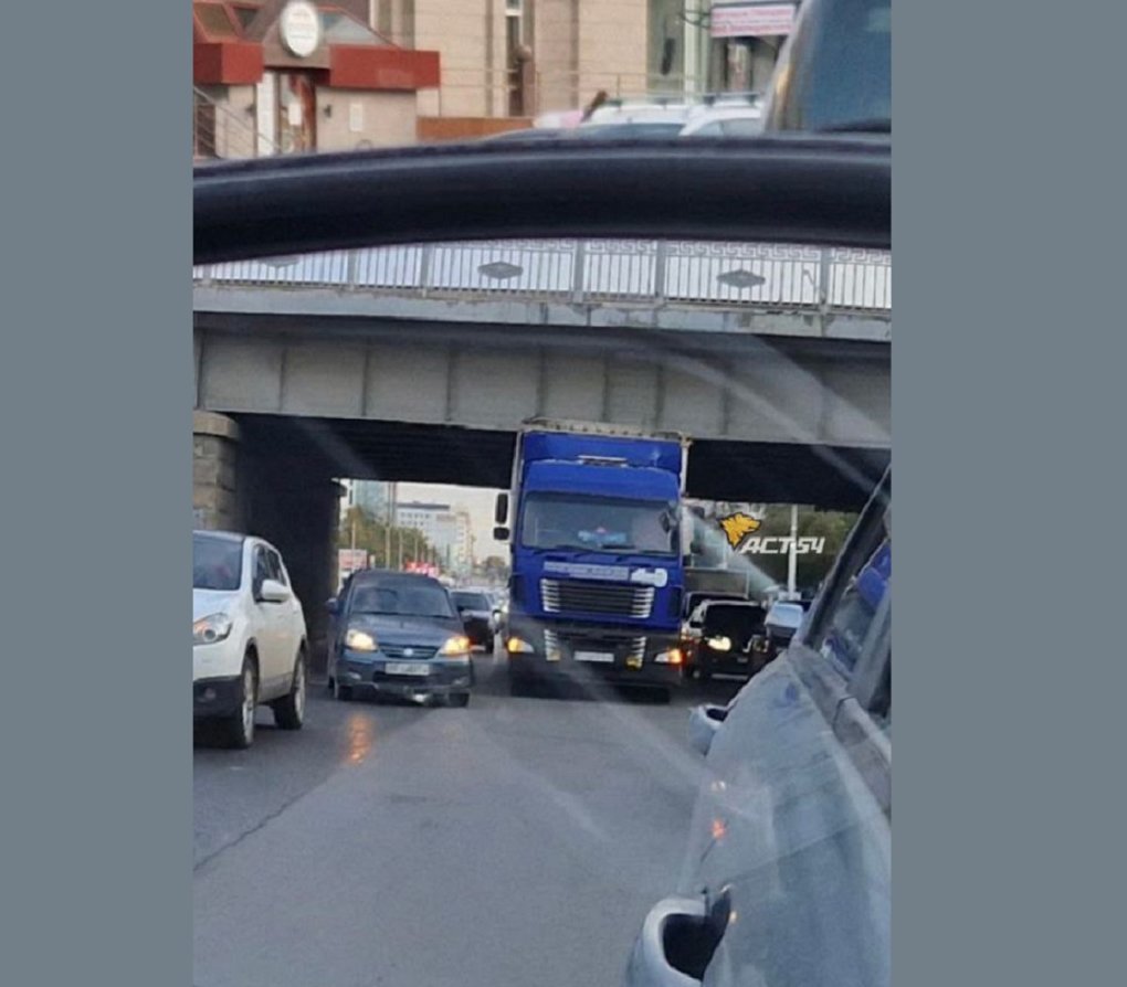 Фуру «зажал» мост в центре Новосибирска. ФОТО