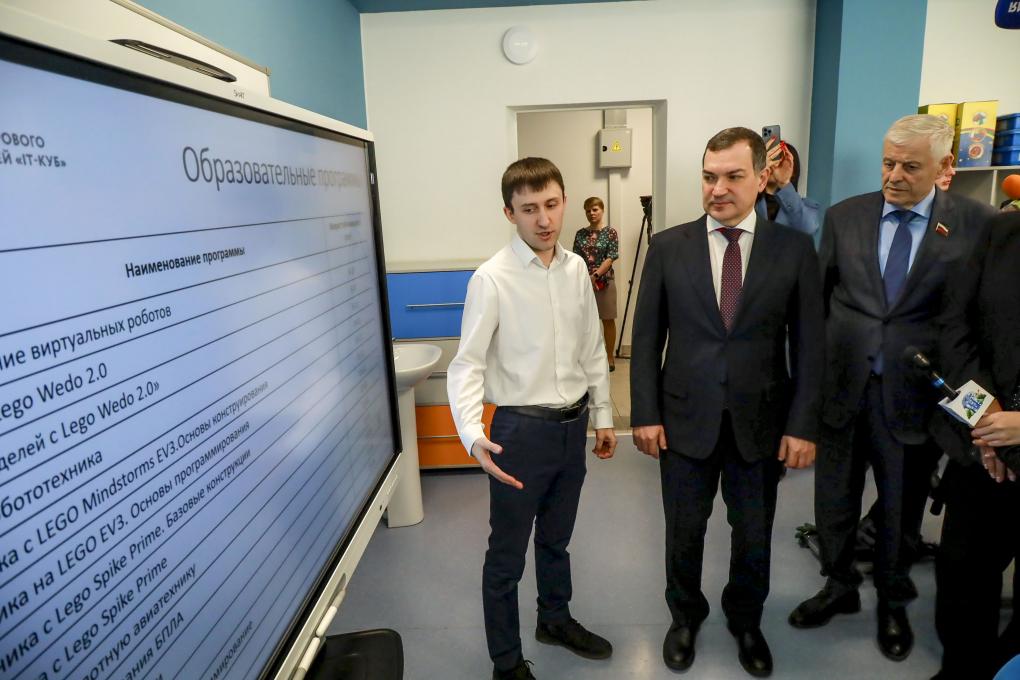 В Новосибирске IT-специалистов готовят с начальной школы: Максим Кудрявцев проверил, как это работает
