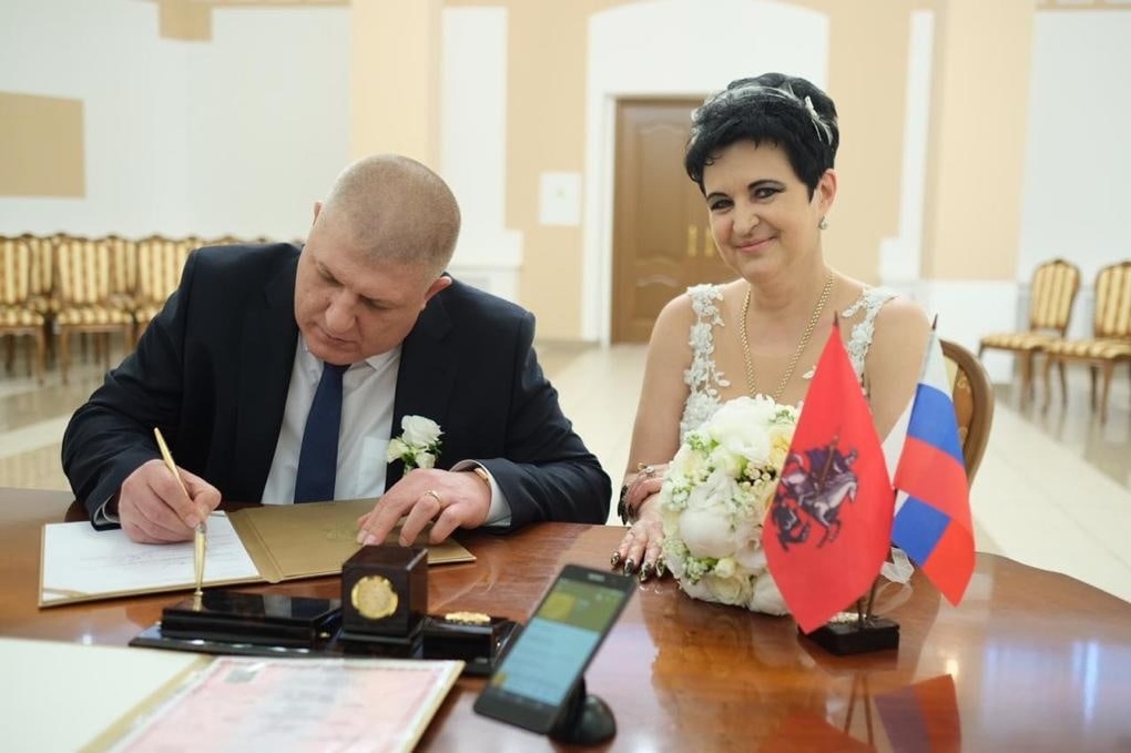 Сильнейшая ведьма из Новосибирска отметила годовщину свадьбы. ФОТО