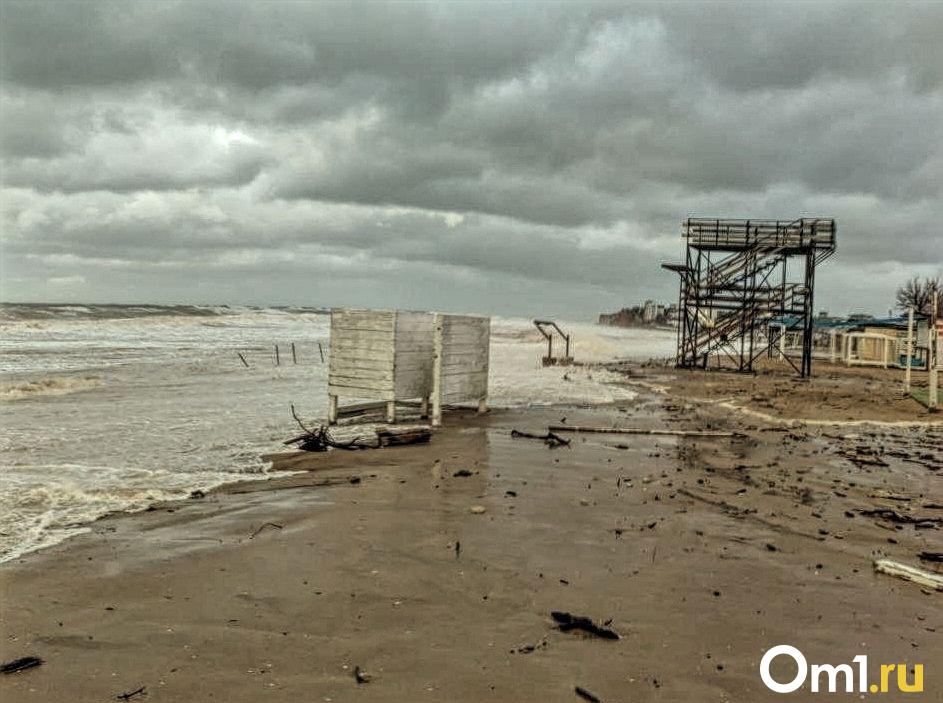 Целый кинотеатр в море смыло. Омич, открывший бизнес в Крыму, рассказал о шторме