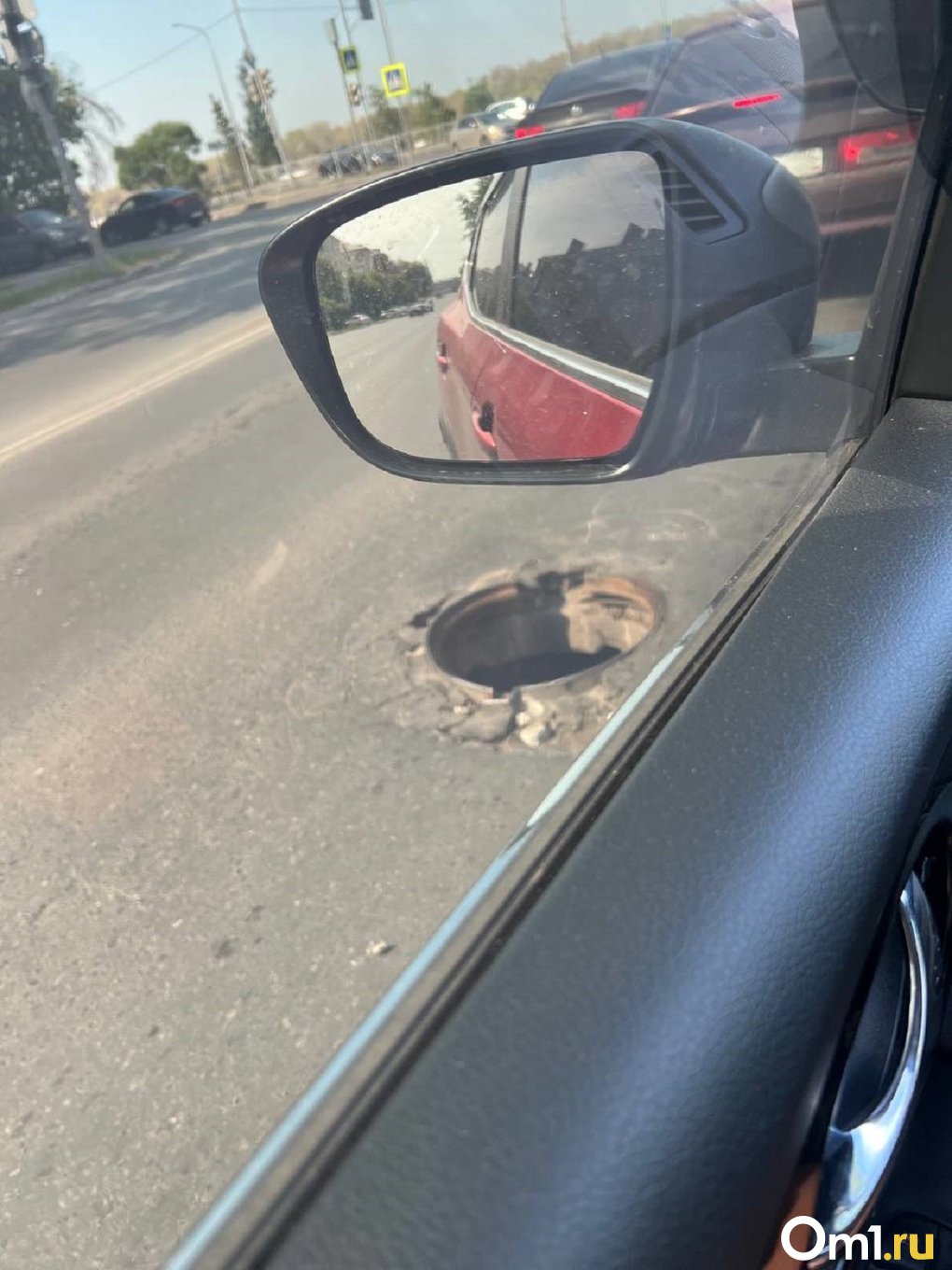 На оживлённой дороге в центре Омска заметили открытый люк
