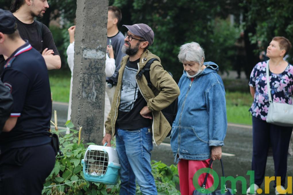 Люди спасали из пожара на Маркса детей, документы и животных: трогательные кадры