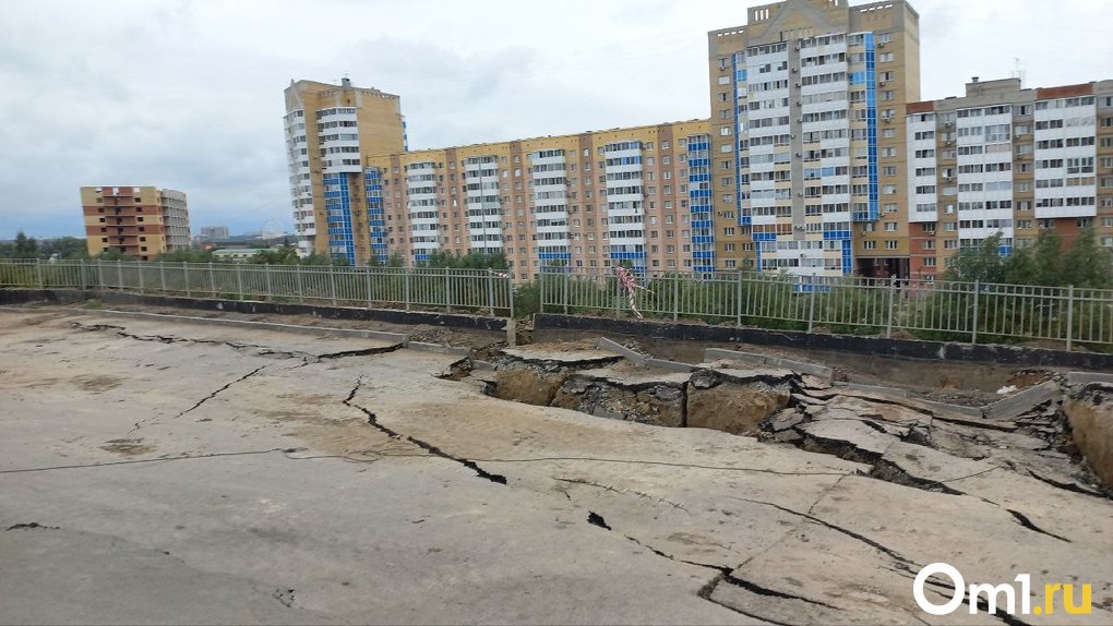 «Замарайка ни при чём». Омские рабочие выясняют причину обрушения дороги у новостройки