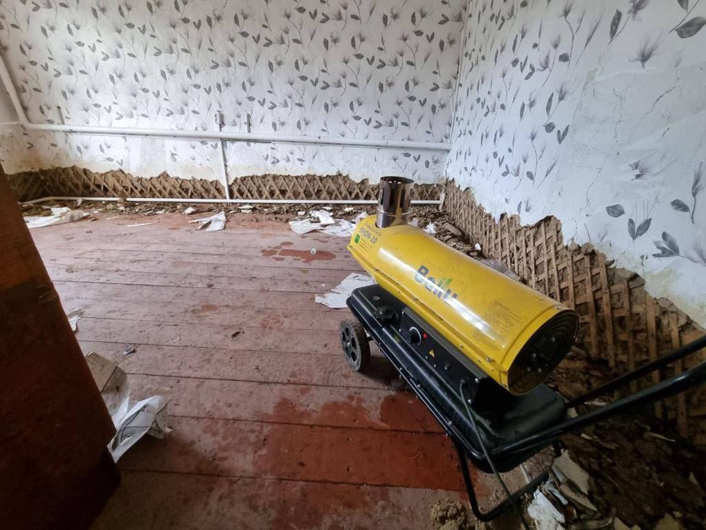 Омичам показали, как просушивают дома в Усть-Ишимском районе