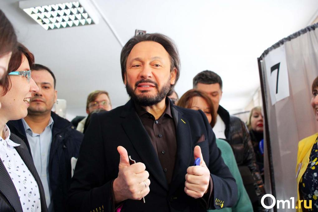 Стас Михайлов устроил внезапный концерт на избирательном участке в Омске