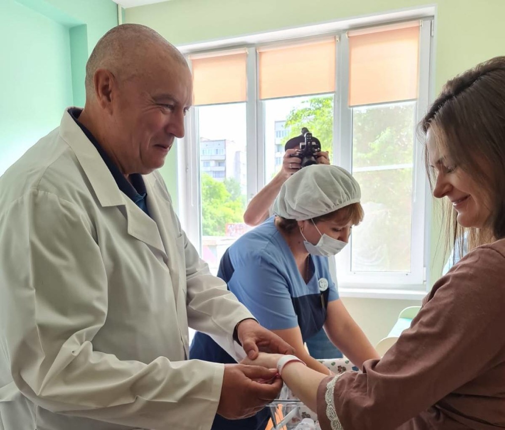 Роддому №6 «Единая Россия» подарила годовой запас уникальных бирок для новорожденных