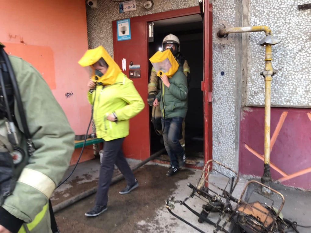 На рассвете в Омске вспыхнула 9-этажка. ФОТО