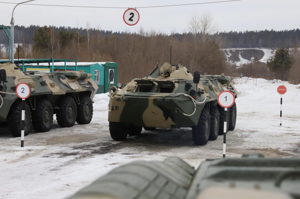В Новосибирском военном институте Росгвардии прошли соревнования по вождению БТР