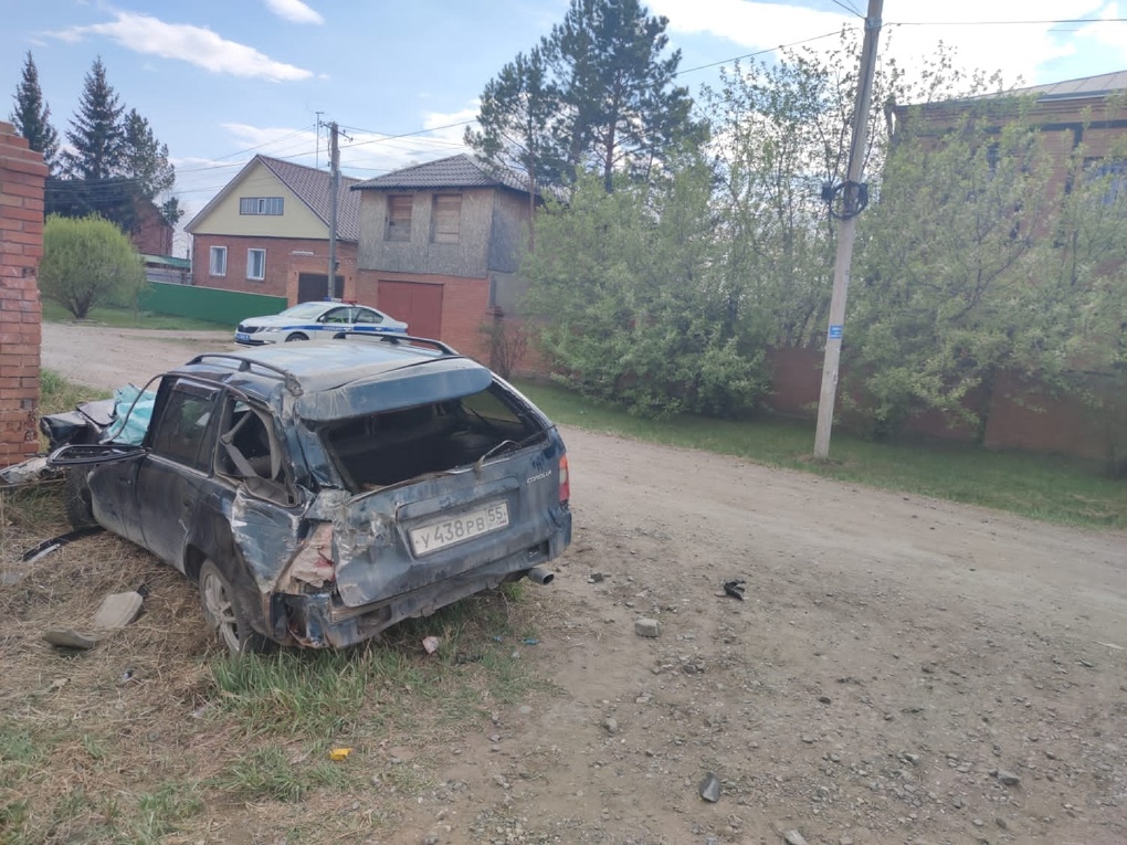 В Омской области пьяный водитель вдребезги разбил машину, врезавшись в забор ФОТО