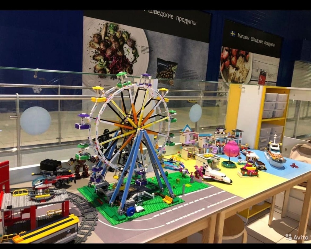 В омской MEGE продают детскую комнату с большим набором конструкторов LEGO