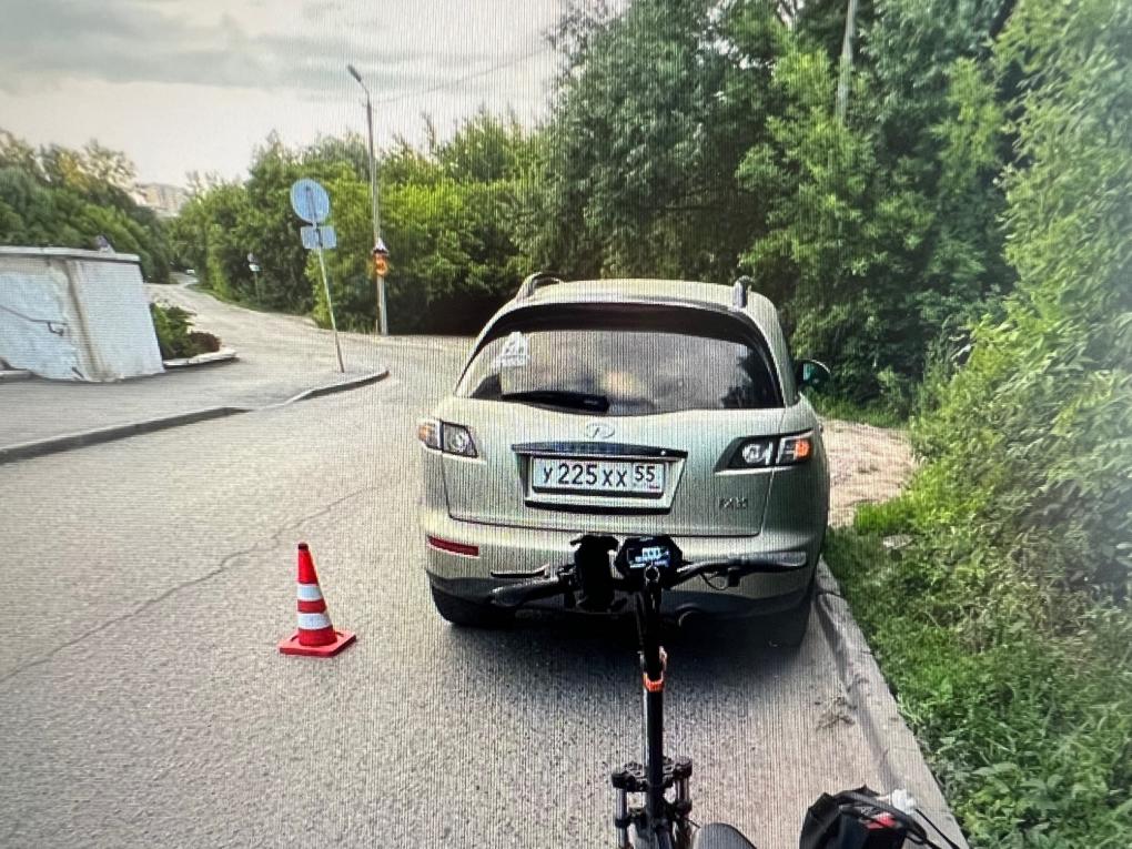 В центре Омска подростка на электросамокате сбила машина