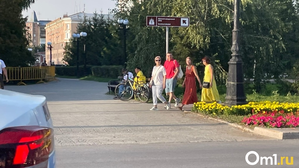 В Омске у Соборной площади сбили курьера на велосипеде