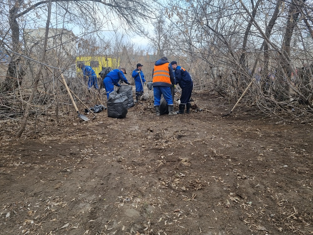 Специалисты омского водоканала убрали улицу Булатова