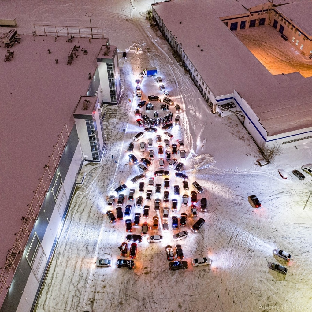 Омск или не Омск: автолюбители сделали фигуру снеговика из машин (ФОТО)