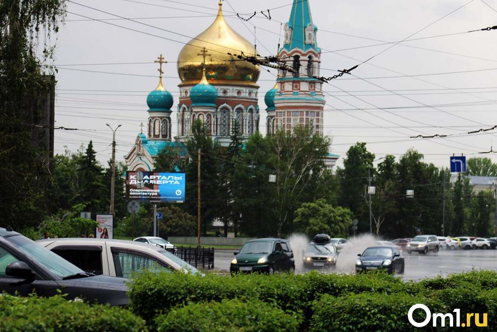 Центральные улицы затопило: фоторепортаж с первого летнего ливня