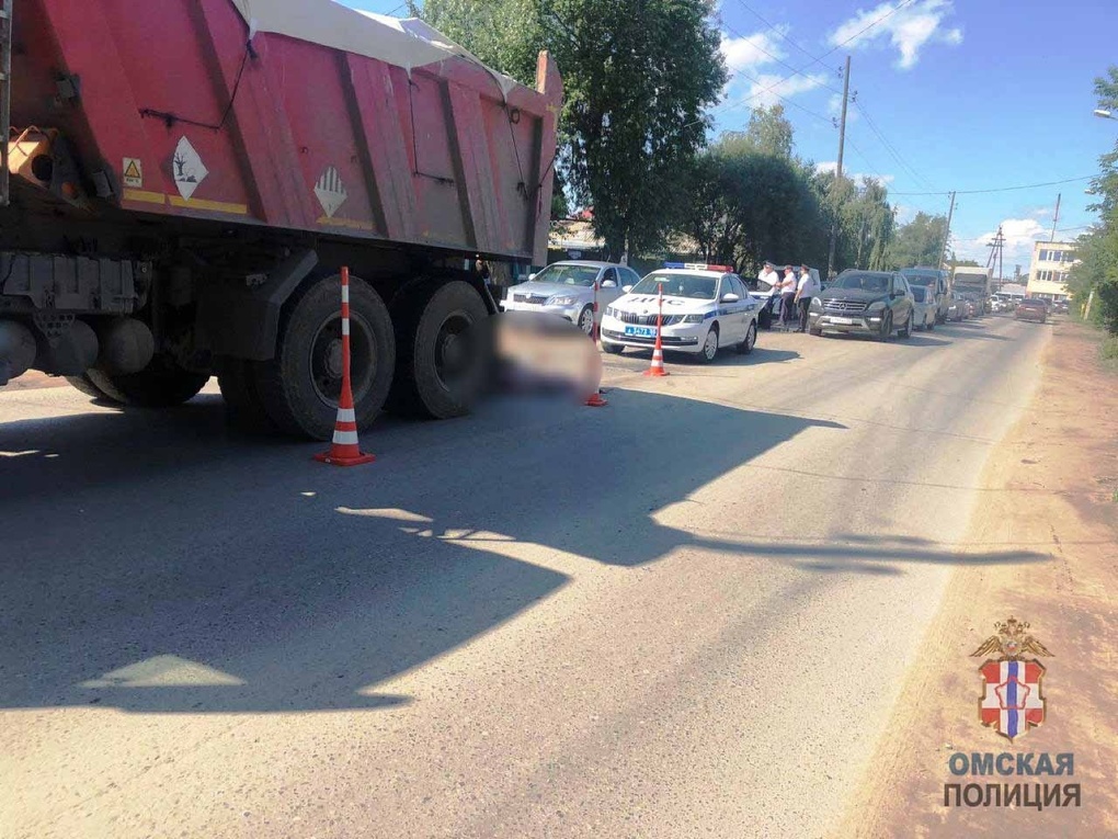 В Омске на Левобережье КамАЗ переехал человека – ФОТО