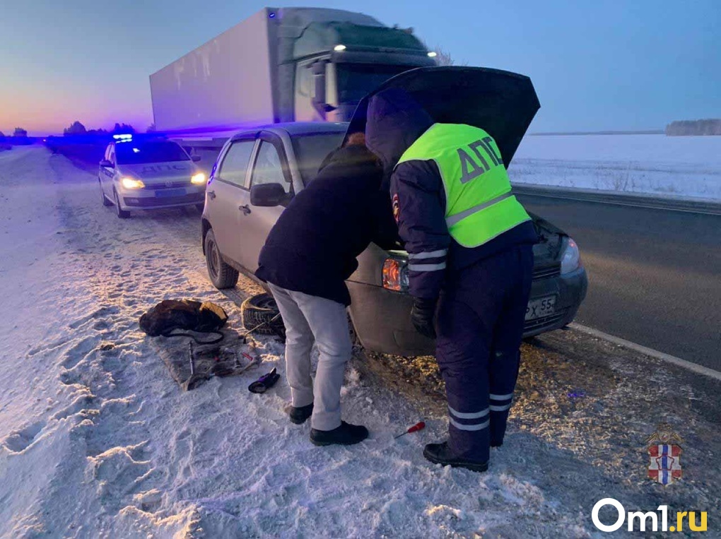 Под Омском сразу у двоих водителей сломались автомобили в сильный мороз